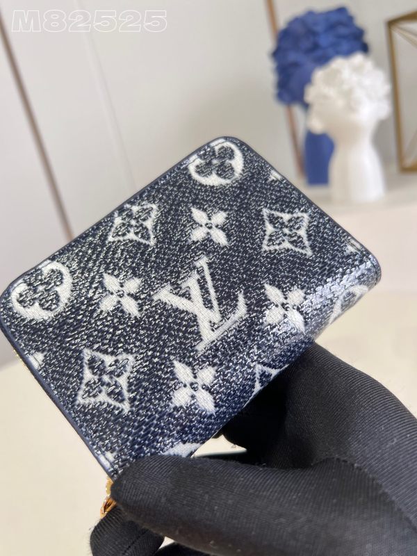 LV  M82483  11 x 8.5 x 2 cm
