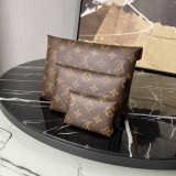 LV  M82981 15.5 x 11.5 x 0.5 cm