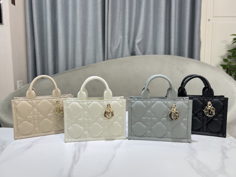 Dior Book  Tote M030  21.5 x 13 x 7.5 cm