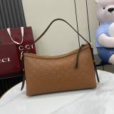 Borsa a spalla GG Emblem 847449 30X19X11CM