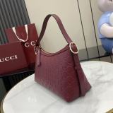 Borsa a spalla GG Emblem 847449 30X19X11CM