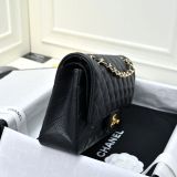Flap Classica 25.5cm in pelle martellata, versione aggiornata con interno nero. Dettagli Oro 24k - Pronta consegna.