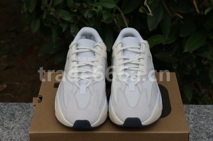 Authentic Yeezy 700“Analog”