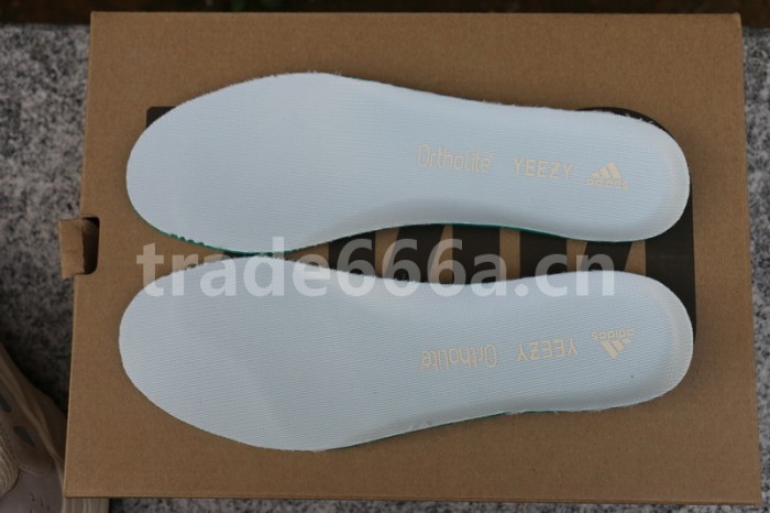 Authentic Yeezy 700“Analog”