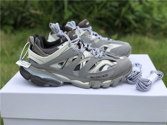 B 17FW Tripe-S High End Sneaker-057