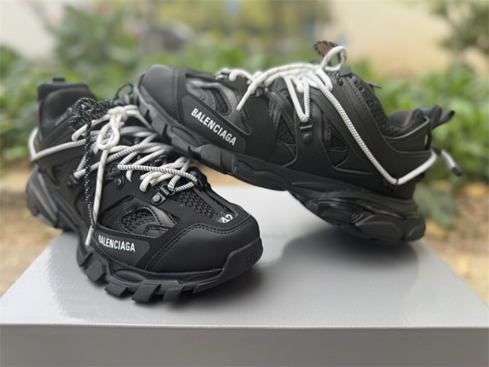 B 17FW Tripe-S High End Sneaker-688