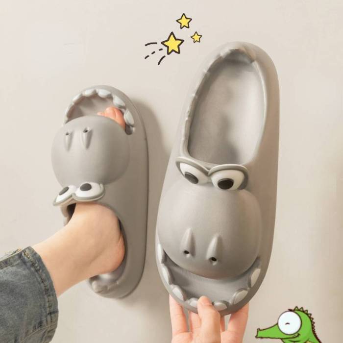 The new dinosaur slippers cartoon couple wear outside, step on the shit feeling indoor home use sandals and slippers for women