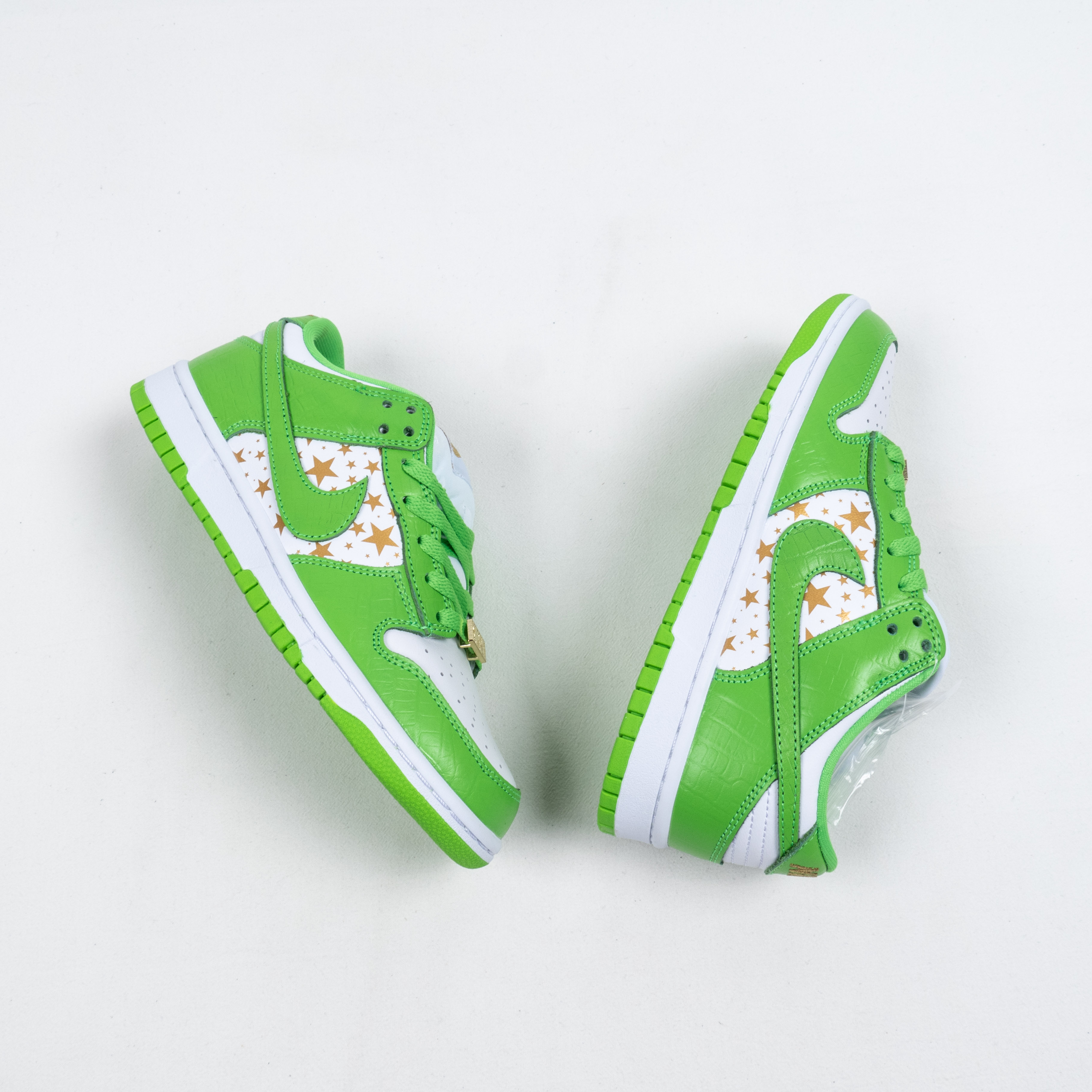 SB Dunk Low Supreme Stars Mean Green