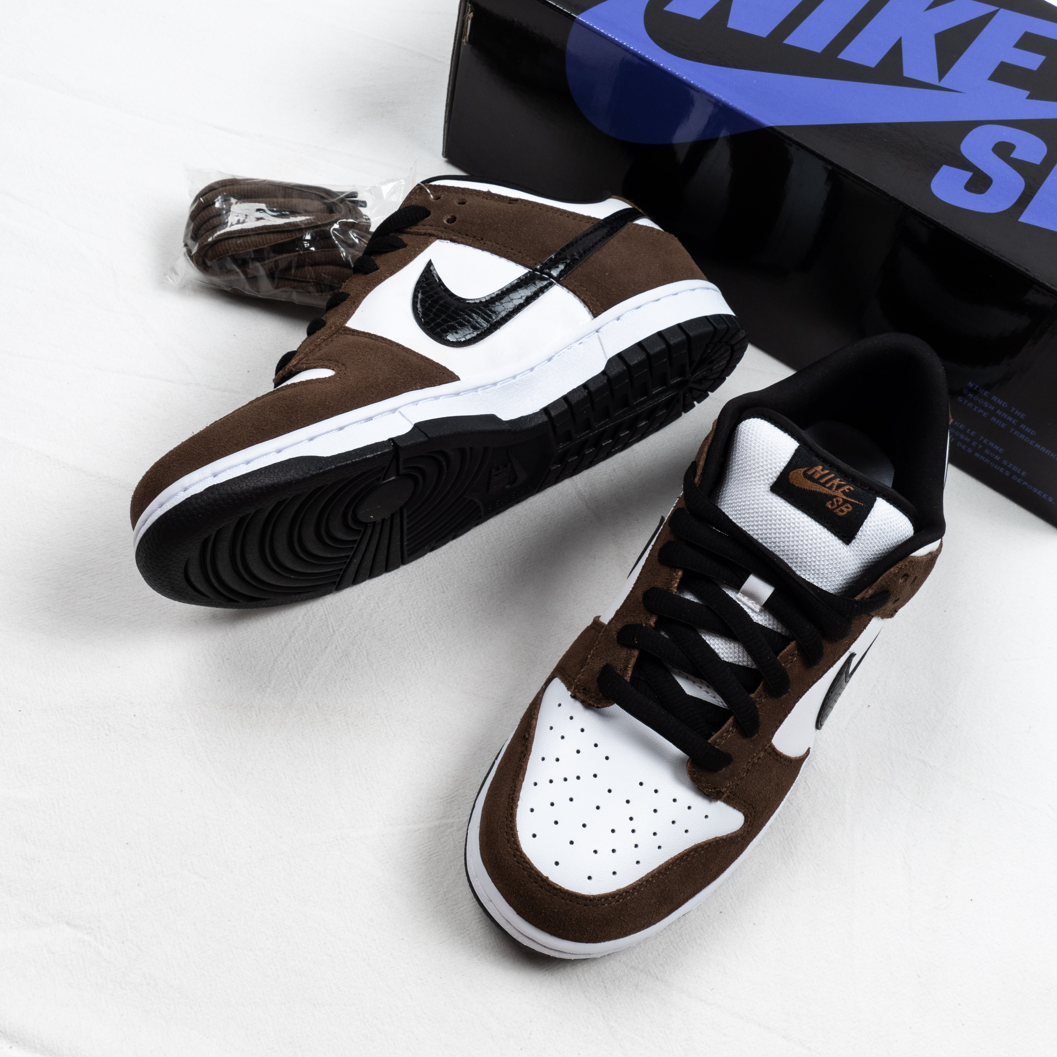 DUNK LOW White Black Trail End Brown