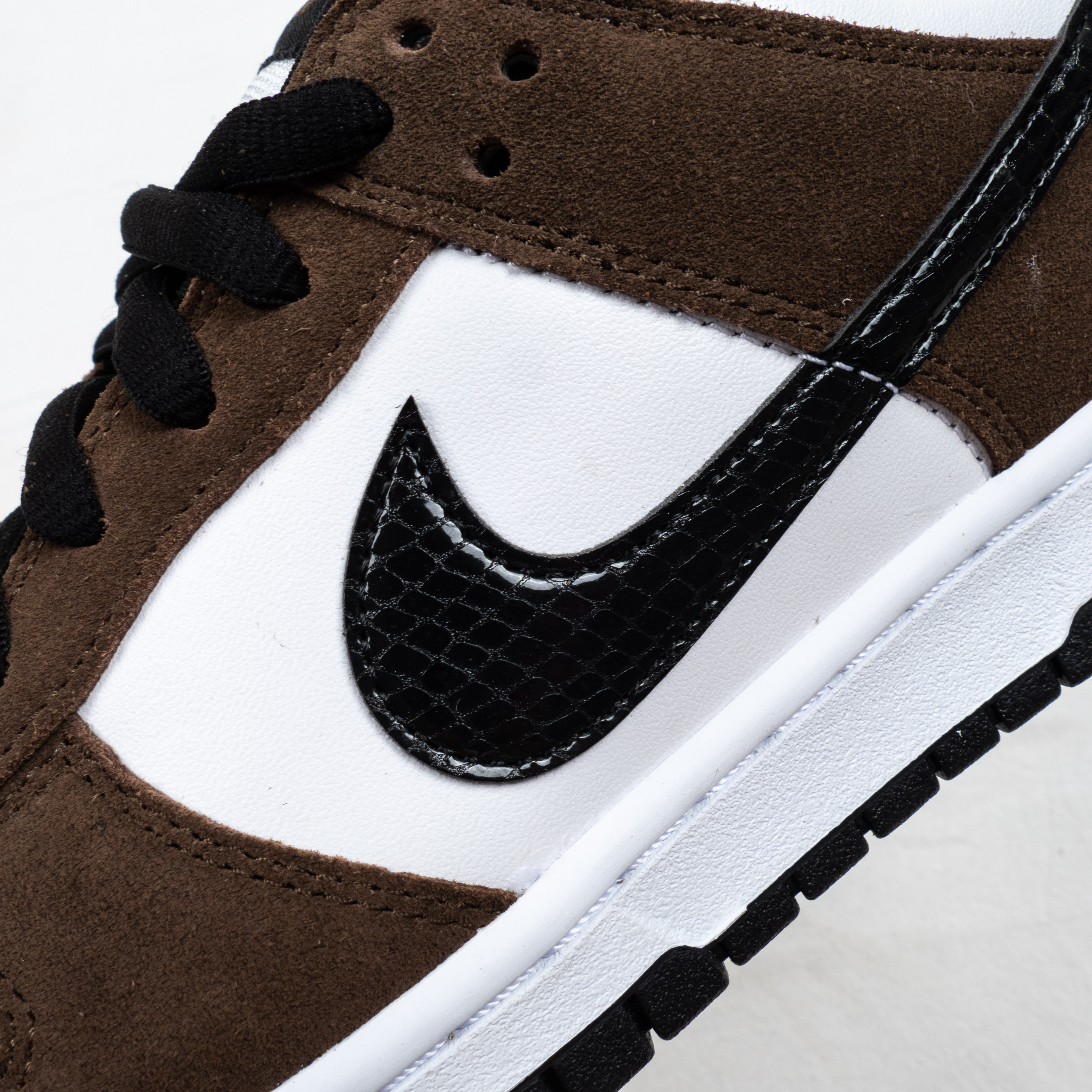 DUNK LOW White Black Trail End Brown