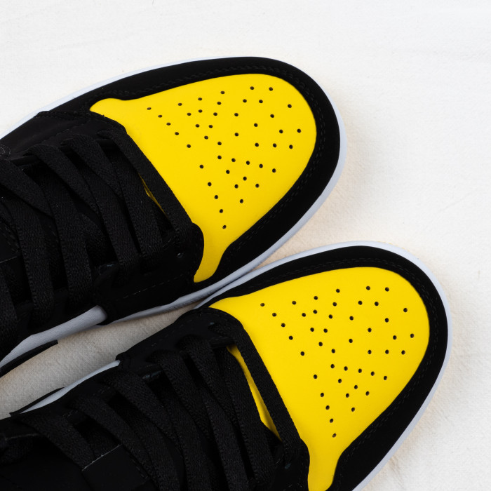 1's Mid Yellow Toe Black