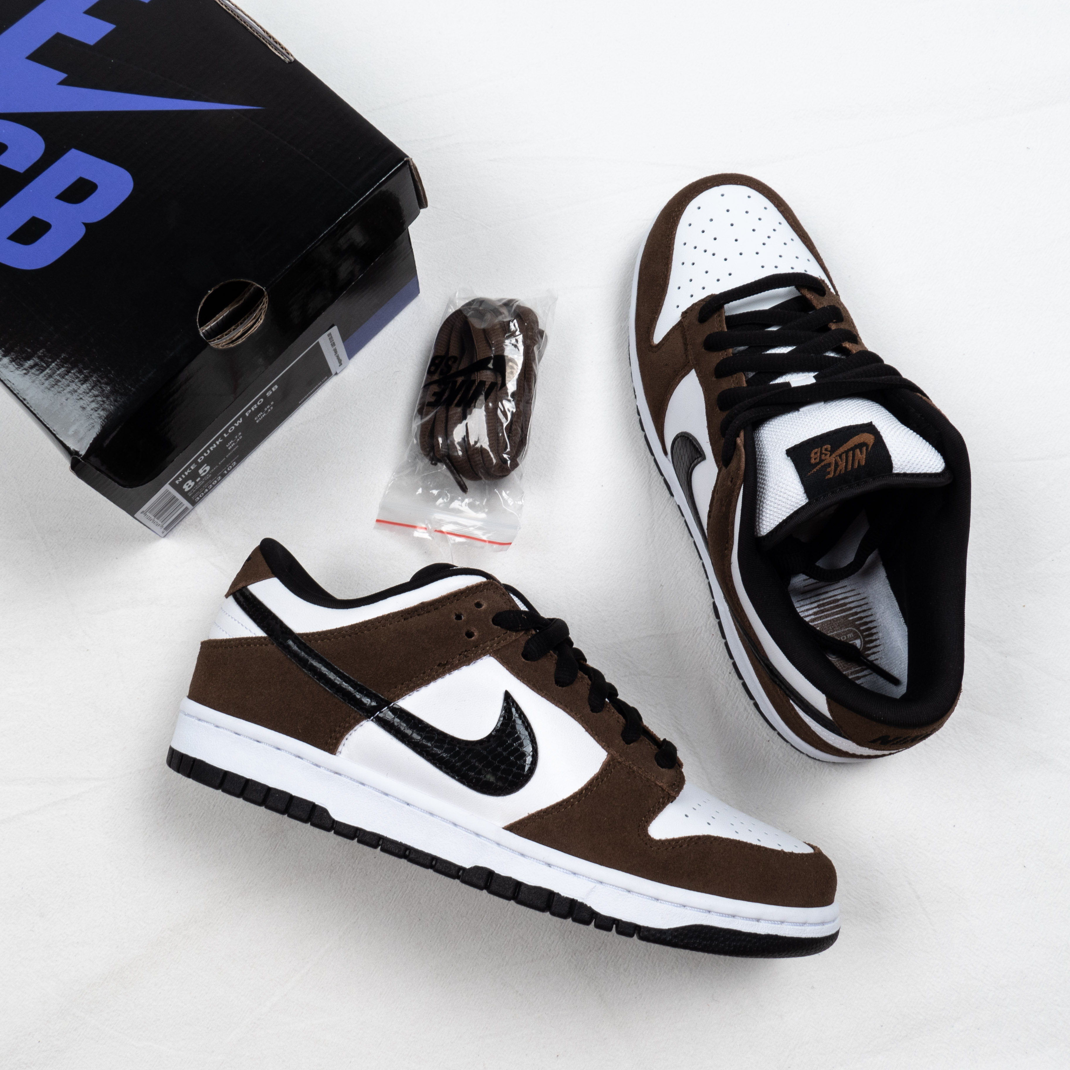 DUNK LOW White Black Trail End Brown