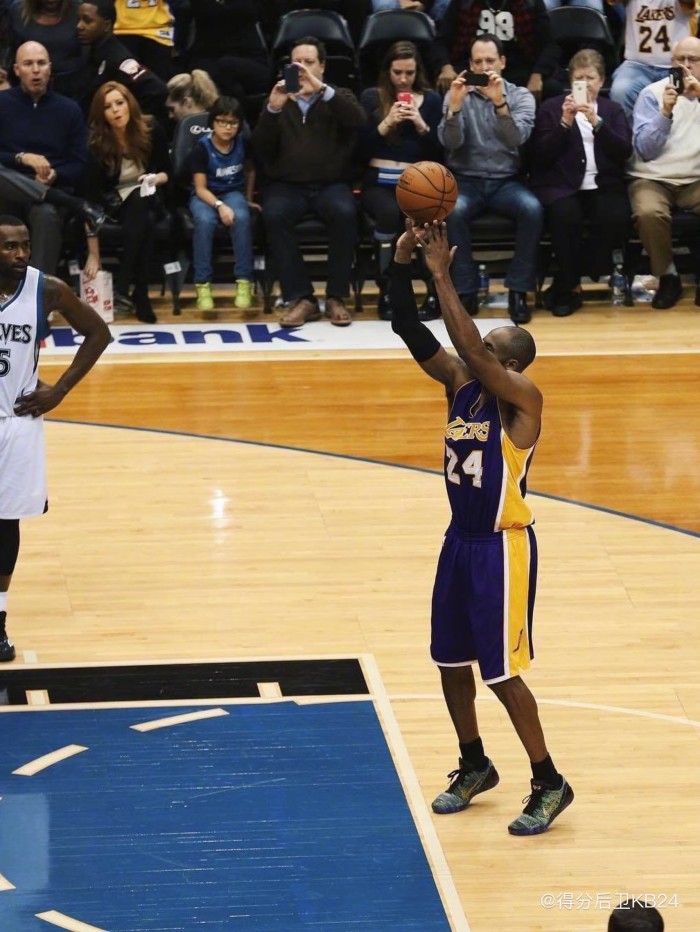 Kobe 9 Low Mamba Moment