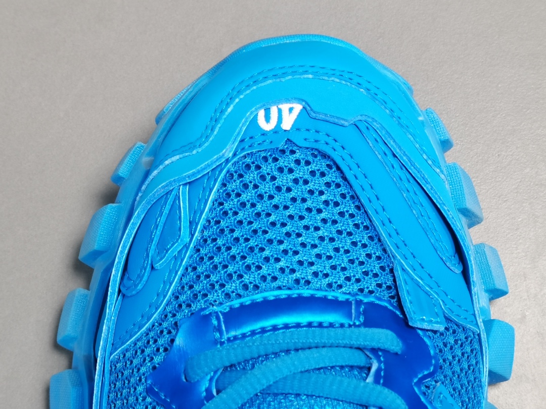 Blue Track.3 Blue