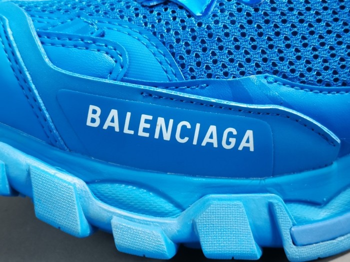 Blue Track.3 Blue