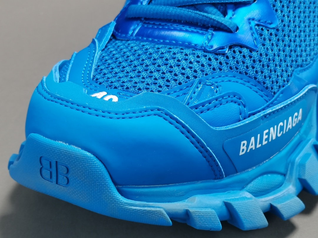Blue Track.3 Blue