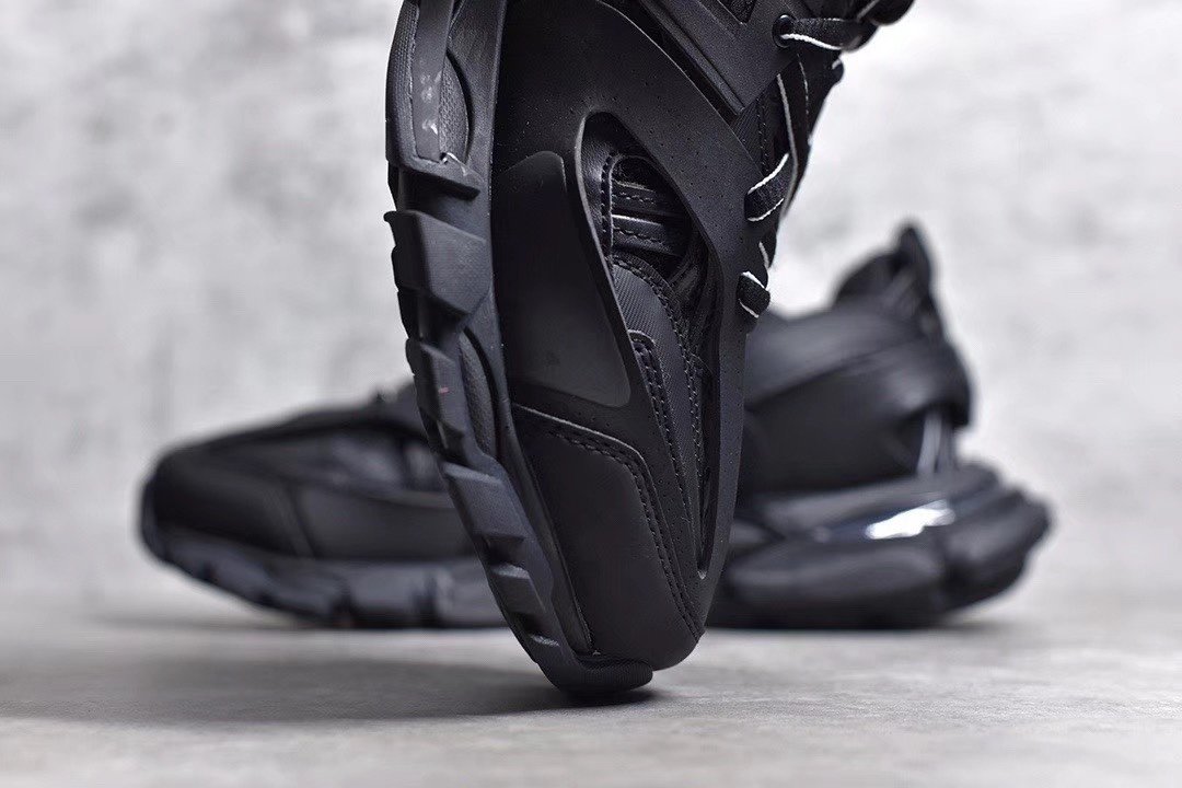 Track Triple Black