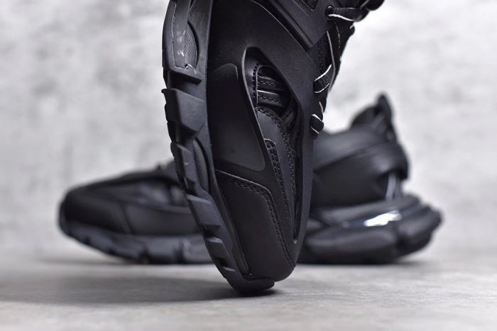Track Triple Black