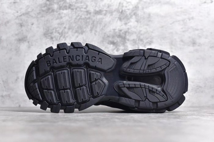 Track Triple Black