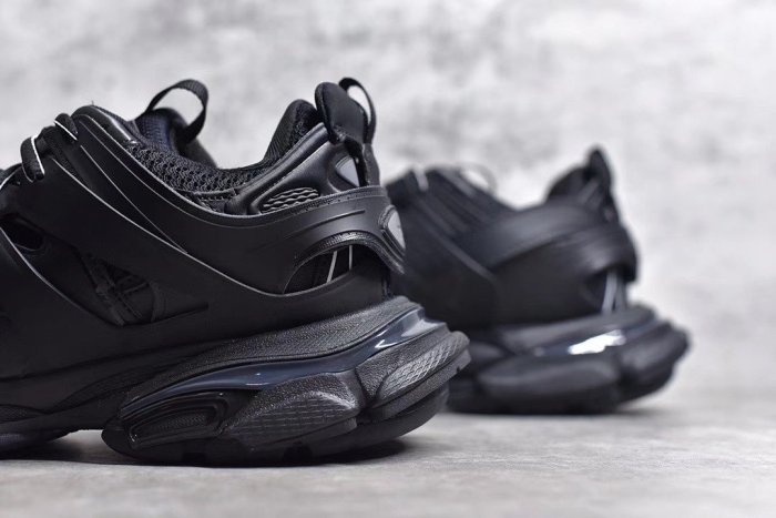 Track Triple Black