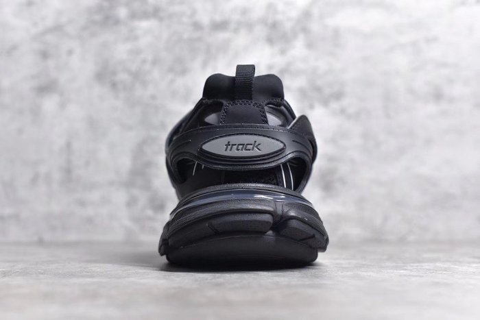 Track Triple Black