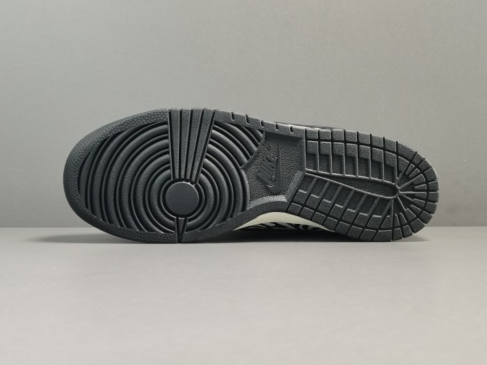 Dunk Low OG QS Quartersnacks Zebra