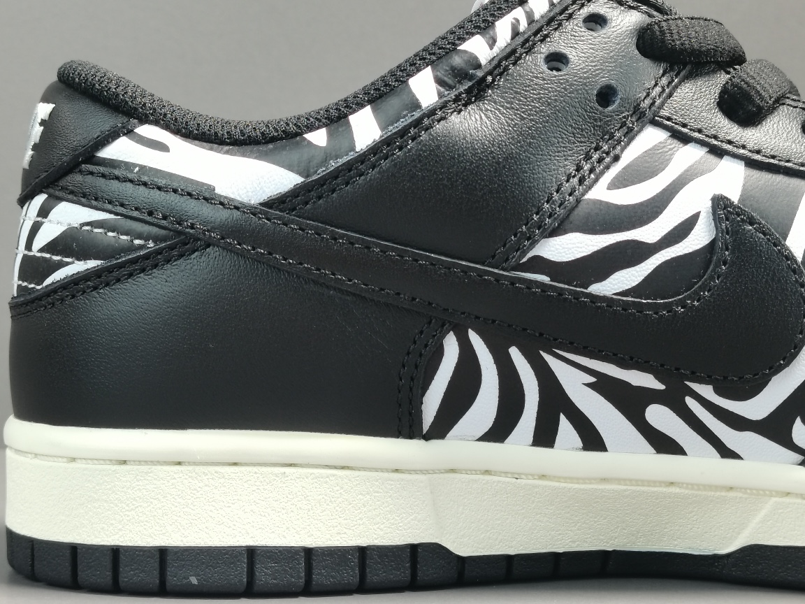 Dunk Low OG QS Quartersnacks Zebra