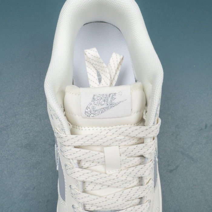 SB Dunk Low TNF