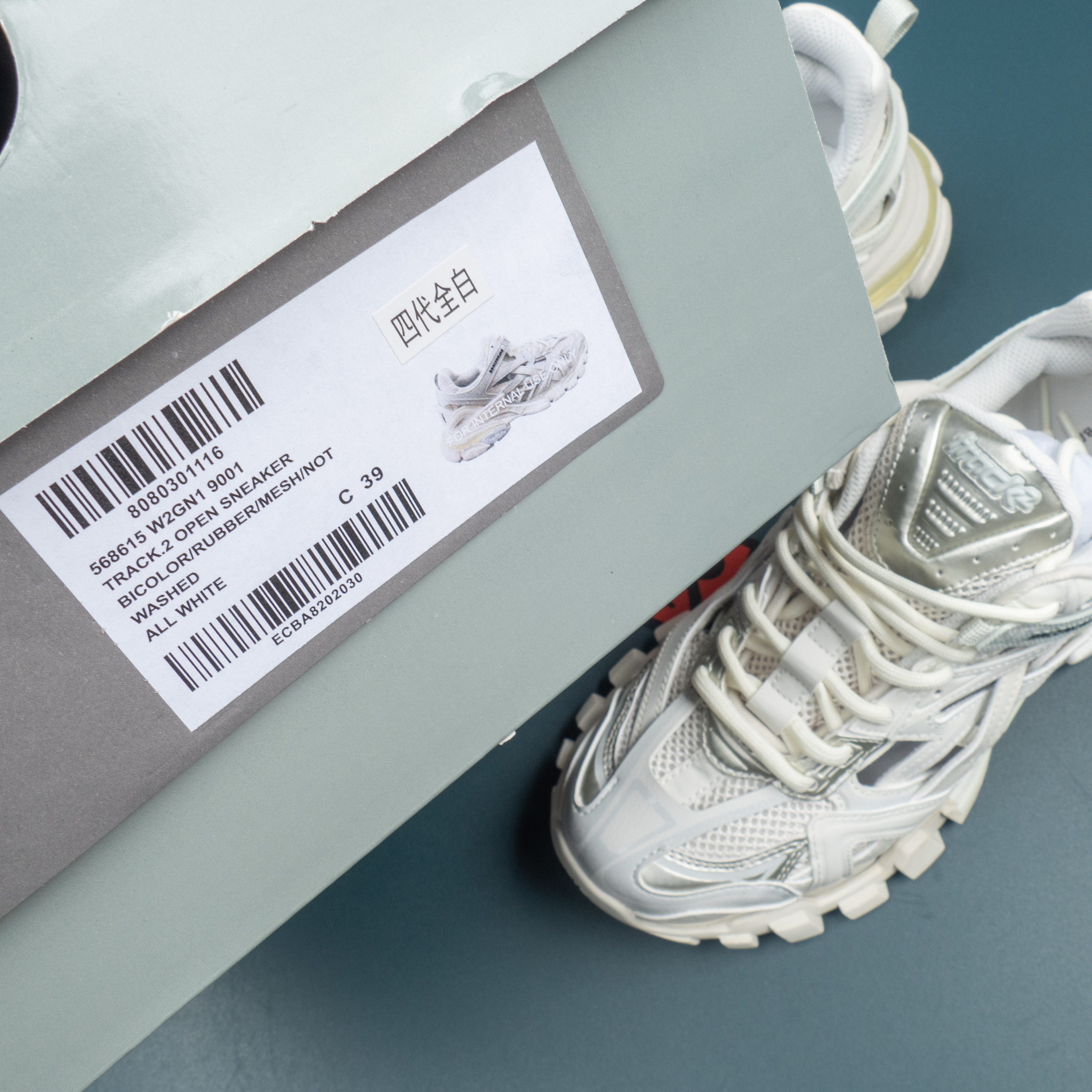Track.2 White