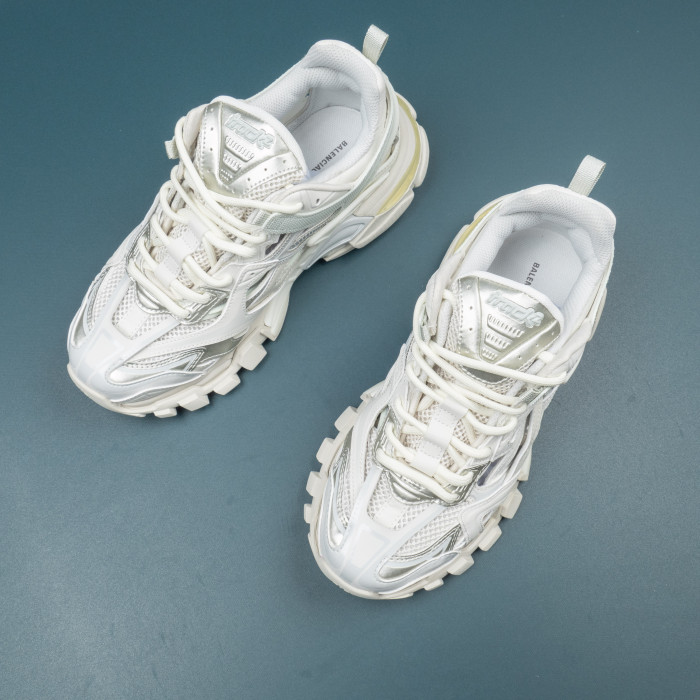Track.2 White