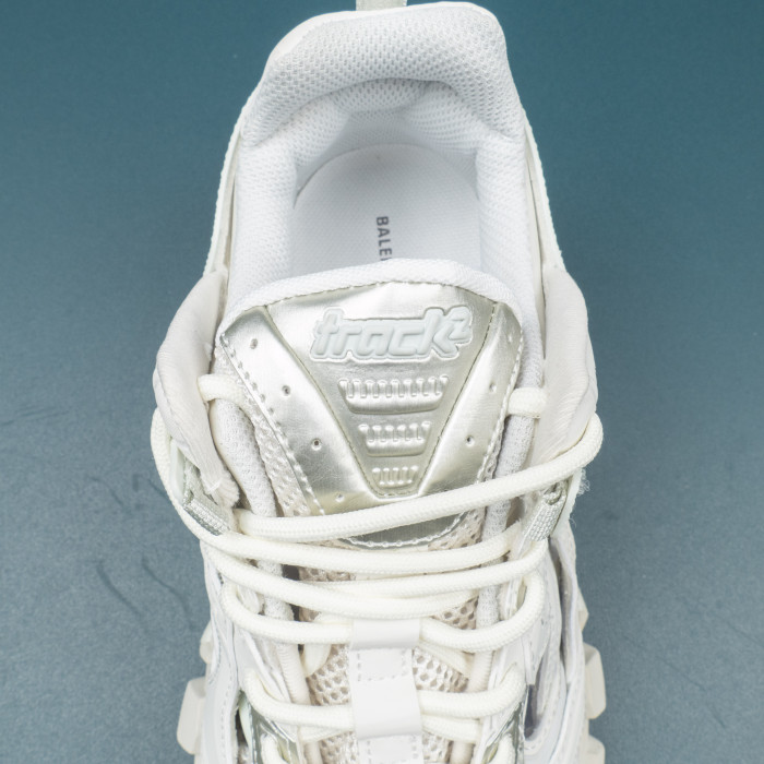 Track.2 White