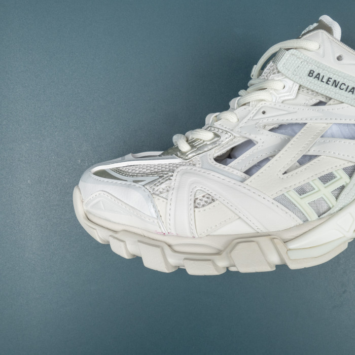 Track.2 White