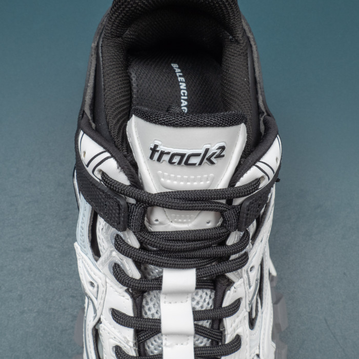 Track.2 'Black White'