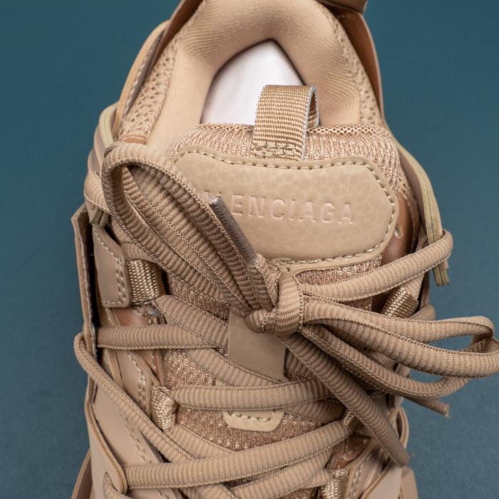 Track 'Full Beige'