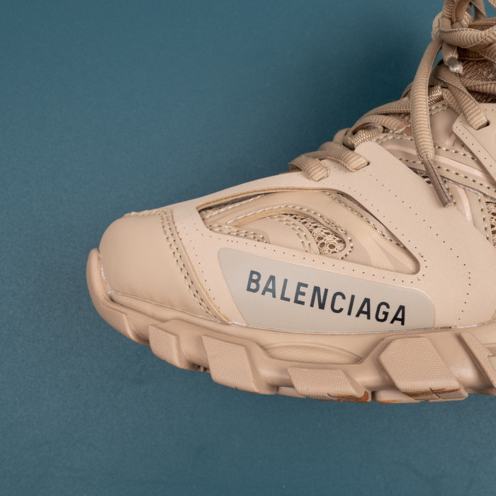 Track 'Full Beige'
