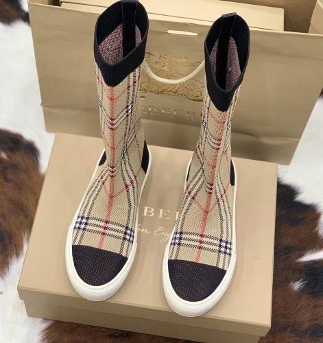 Burberry Women Shoes size 35-39