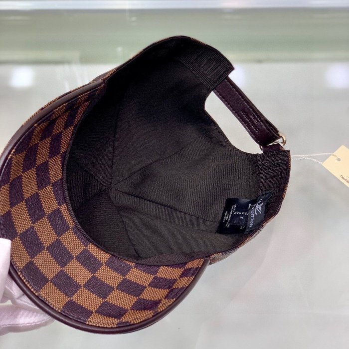 LOUIS VUITTON Hats