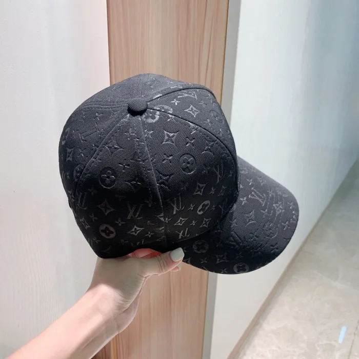 LOUIS VUITTON Hats