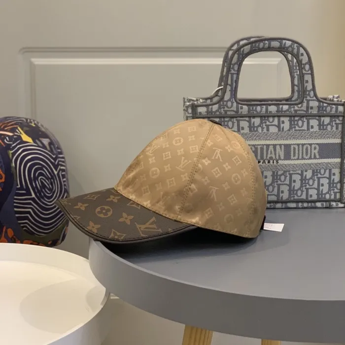 LOUIS VUITTON Hats