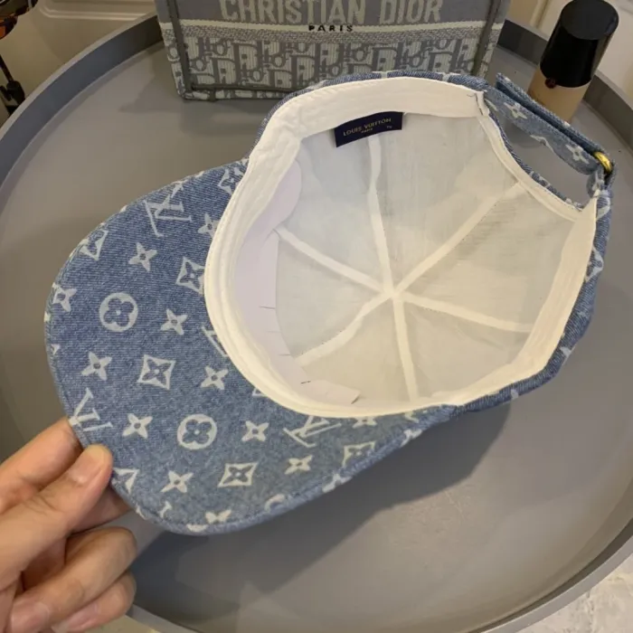 LOUIS VUITTON Hats
