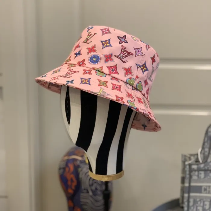LOUIS VUITTON Hats