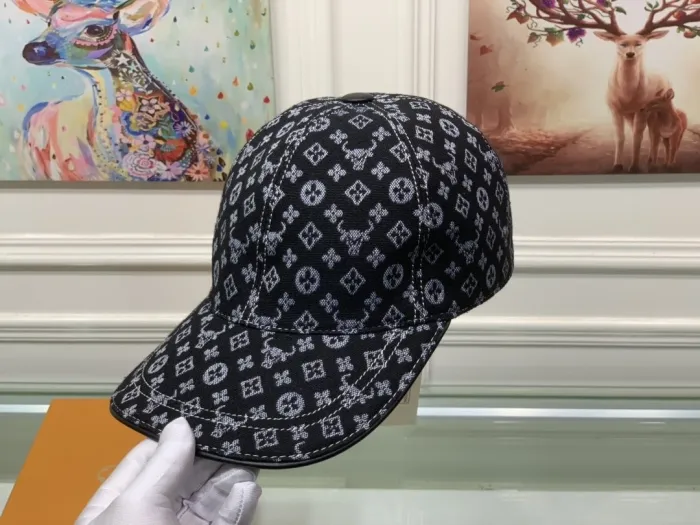 LOUIS VUITTON Hats