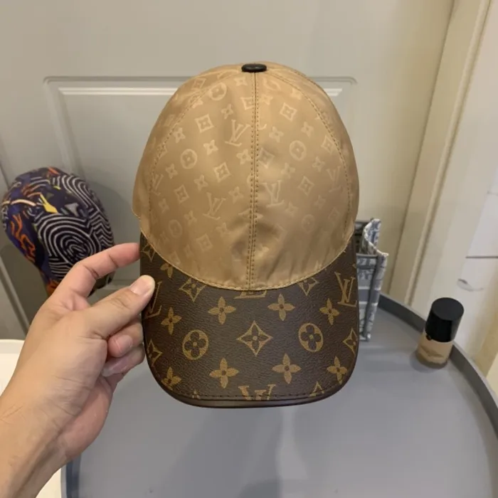 LOUIS VUITTON Hats