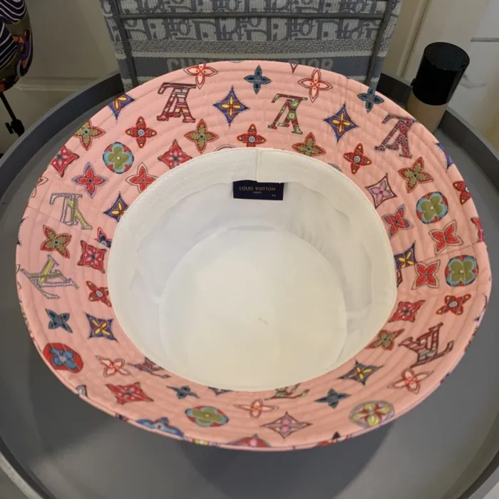 LOUIS VUITTON Hats