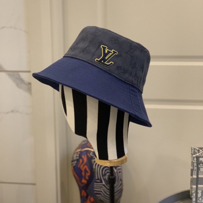 LOUIS VUITTON Hats