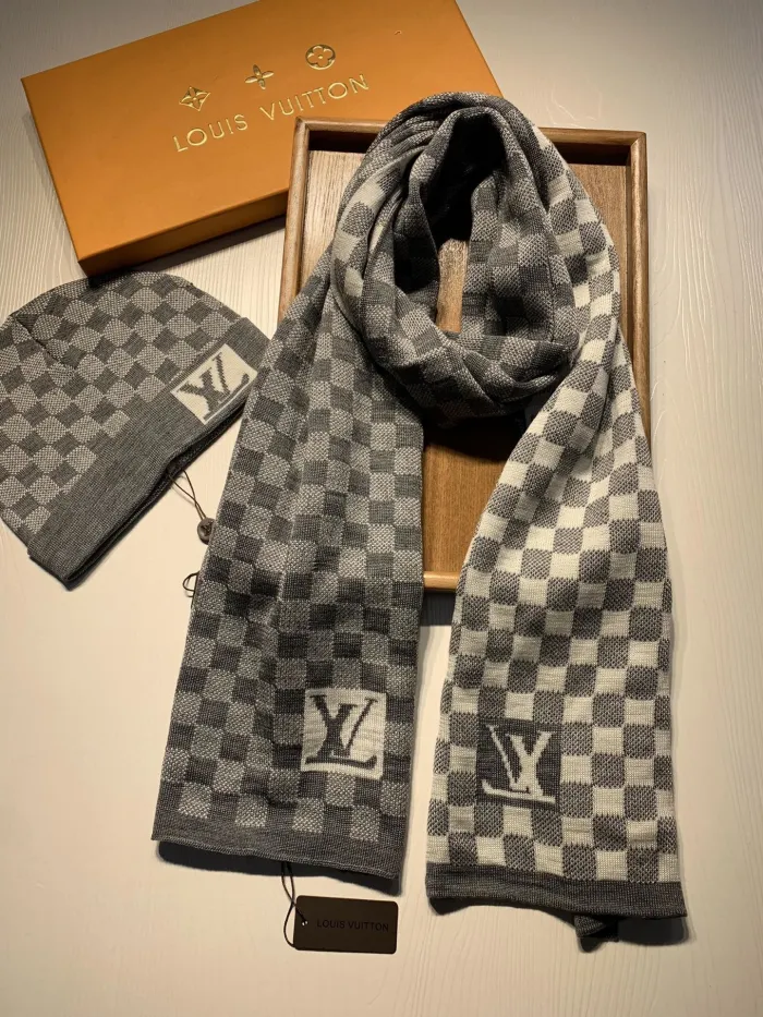 LOUIS VUITTON Scarves