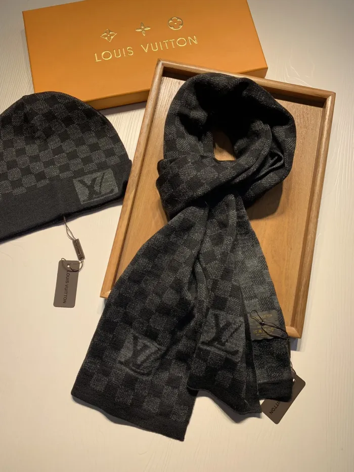 LOUIS VUITTON Scarves