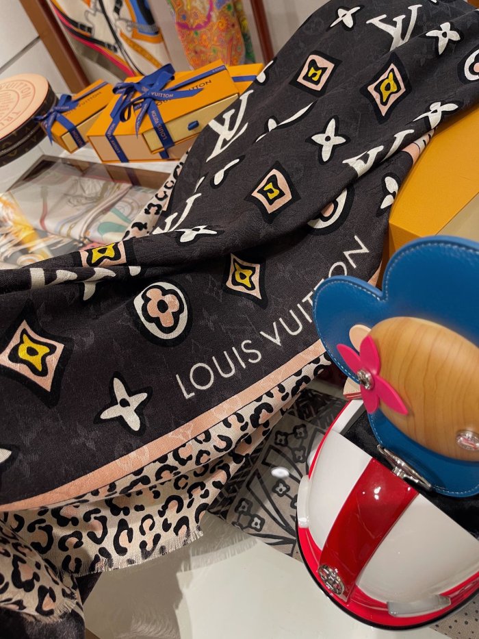 LOUIS VUITTON Scarves