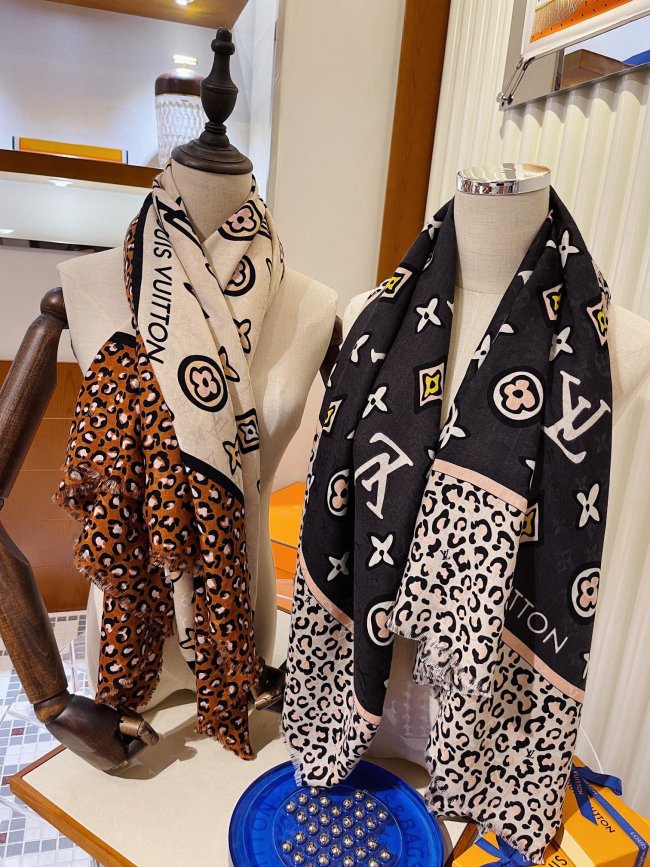 LOUIS VUITTON Scarves