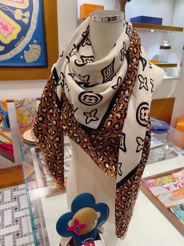 LOUIS VUITTON Scarves